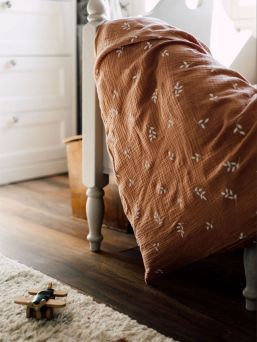 Baby påslakanset i gasbinda 85x125cm - Caramel Leaves