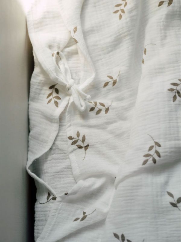 Baby påslakanset i gasbinda 85x125cm - Cream Leaves