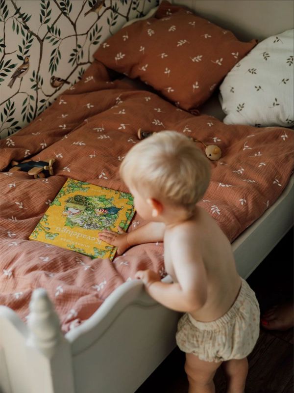 Baby påslakanset i gasbinda 85x125cm - Caramel Leaves