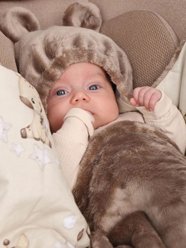 Värmeväska för bilbarnstol – Beige velvet and giraffes