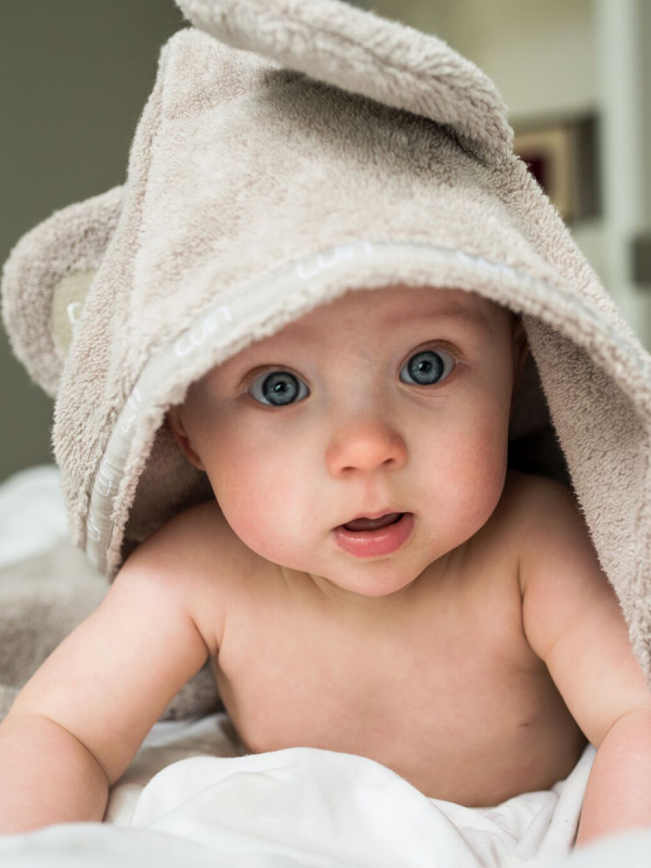 En mjuk LuinLiving babyhandduk som ger en touch av spa-lyx till ditt hems tvättstuga. Söta teddybjörnsöron på handdukshuvan. Precis så mjuk och härlig som utlovat!