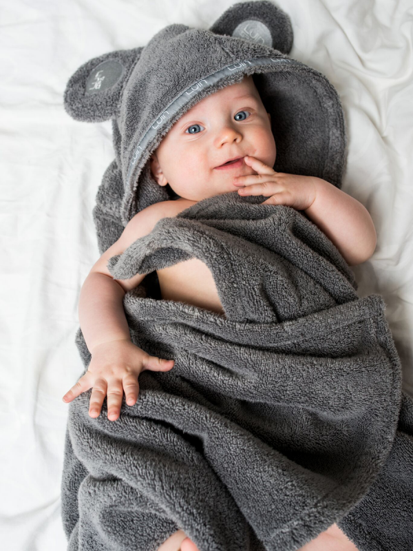 En mjuk LuinLiving babyhandduk som ger en touch av spa-lyx till ditt hems tvättstuga. Söta teddybjörnsöron på handdukshuvan. Precis så mjuk och härlig som utlovat!