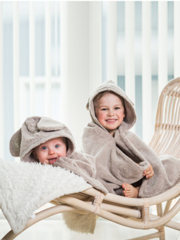 En mjuk LuinLiving babyhandduk som ger en touch av spa-lyx till ditt hems tvättstuga. Söta teddybjörnsöron på handdukshuvan. Precis så mjuk och härlig som utlovat!