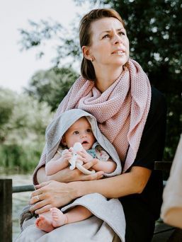 Baby´s Only trä skallra elefant. Skallra elefanten har lilla underbara detaljer, som en svansknut och en lång spets som ditt barn kan utforska och undra.