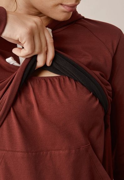 Boob Design amningströjan B-Warmer Hoodie håller bröstet varmt både under studsande vinterfrost och på sommarkvällar. Skjortan är gjord av dubbelt tyg vid brösten och det undre lagret är värmande fleece.