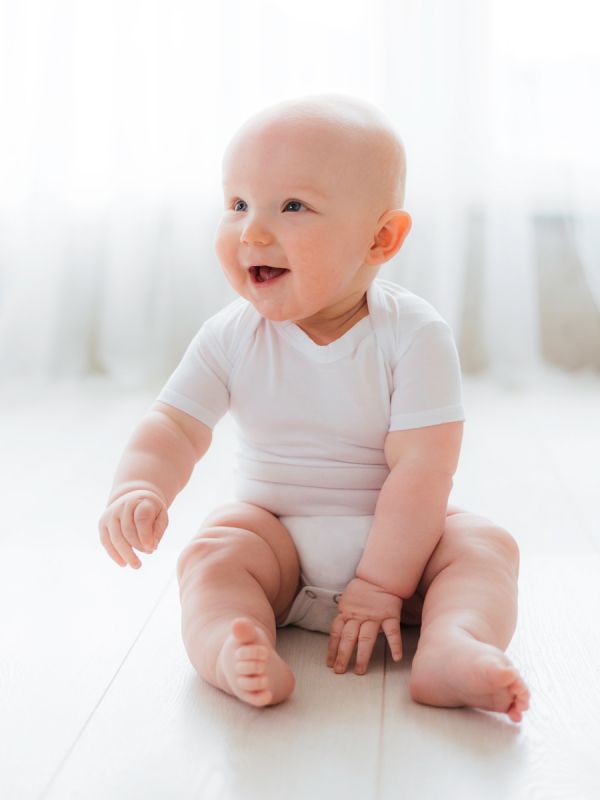 Kortärmad jersey med barnets eget namn och nummer, vit. Jerseybody för ett barn. Det önskade namnet och numret är tryckt på barnets tröja - den perfekta lagkroppen. Dricks! Daddy Survival förpackning måste ha -produkt.