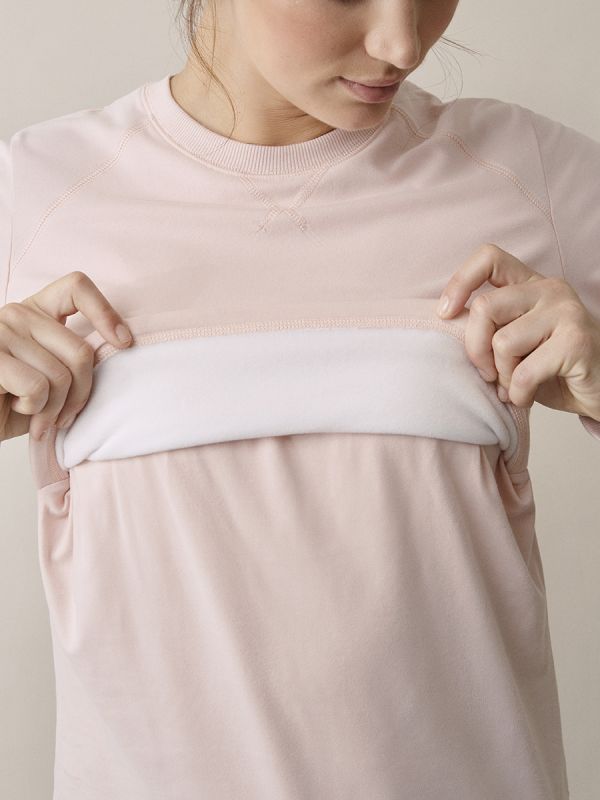 BOOB DESIGN Amningsskjorta B-Warmer Sweatshirt håller bröstet varmt både under studsande vinterfrost och på sommarkvällar. Skjortan är gjord av dubbelt tyg vid brösten och det undre lagret är värmande fleece.