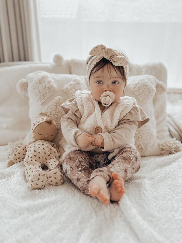 Babystyling Babybody med volang Rib Sand