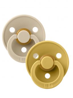 Baby napp 2-PACK 0-18mån | BIBS (Vanilla / Mustard). BIBS napp är en riktig klassiker. Dumman med den traditionella runda skölden och den körsbärsformade dummy-delen har tröstat danska spädbarn i nästan 50 år. 2-pack.