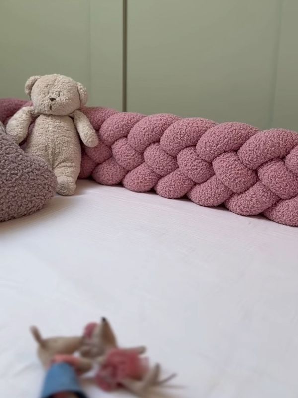 Bouclé flätad kantskydd för spjälsäng och juniorsäng - rosa