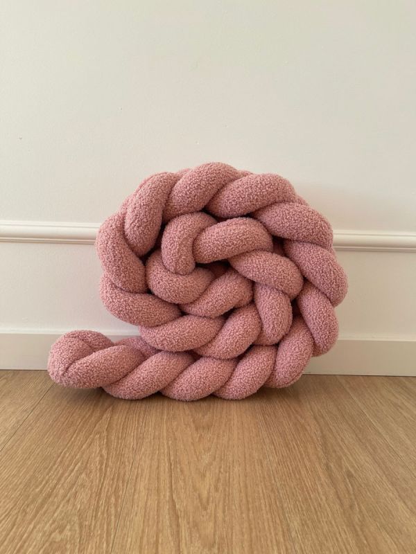 Bouclé flätad kantskydd för spjälsäng och juniorsäng - rosa