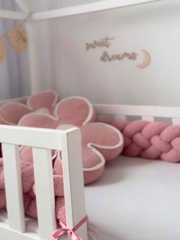 Bouclé flätad kantskydd för spjälsäng och juniorsäng - rosa