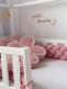 Bouclé flätad kantskydd för spjälsäng och juniorsäng - rosa