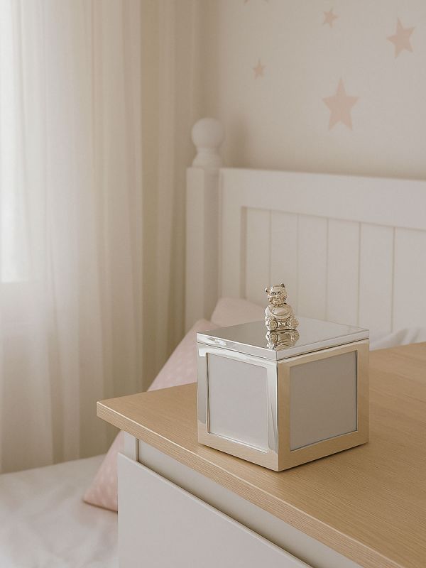 En vacker silverpläterad speldosa, björn